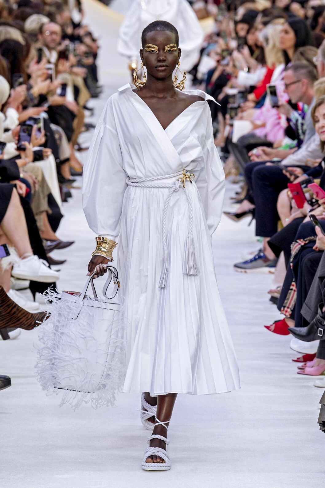 Adut Akech för Valentino SS 20. Adut Akech