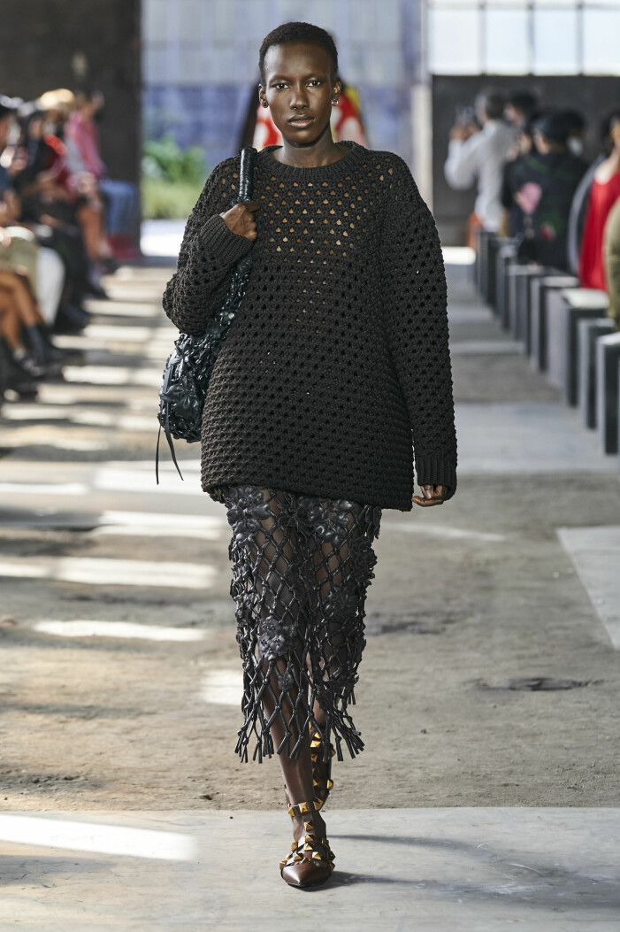 Valentino. Fisknätskjol från Valentino vårmode 2021