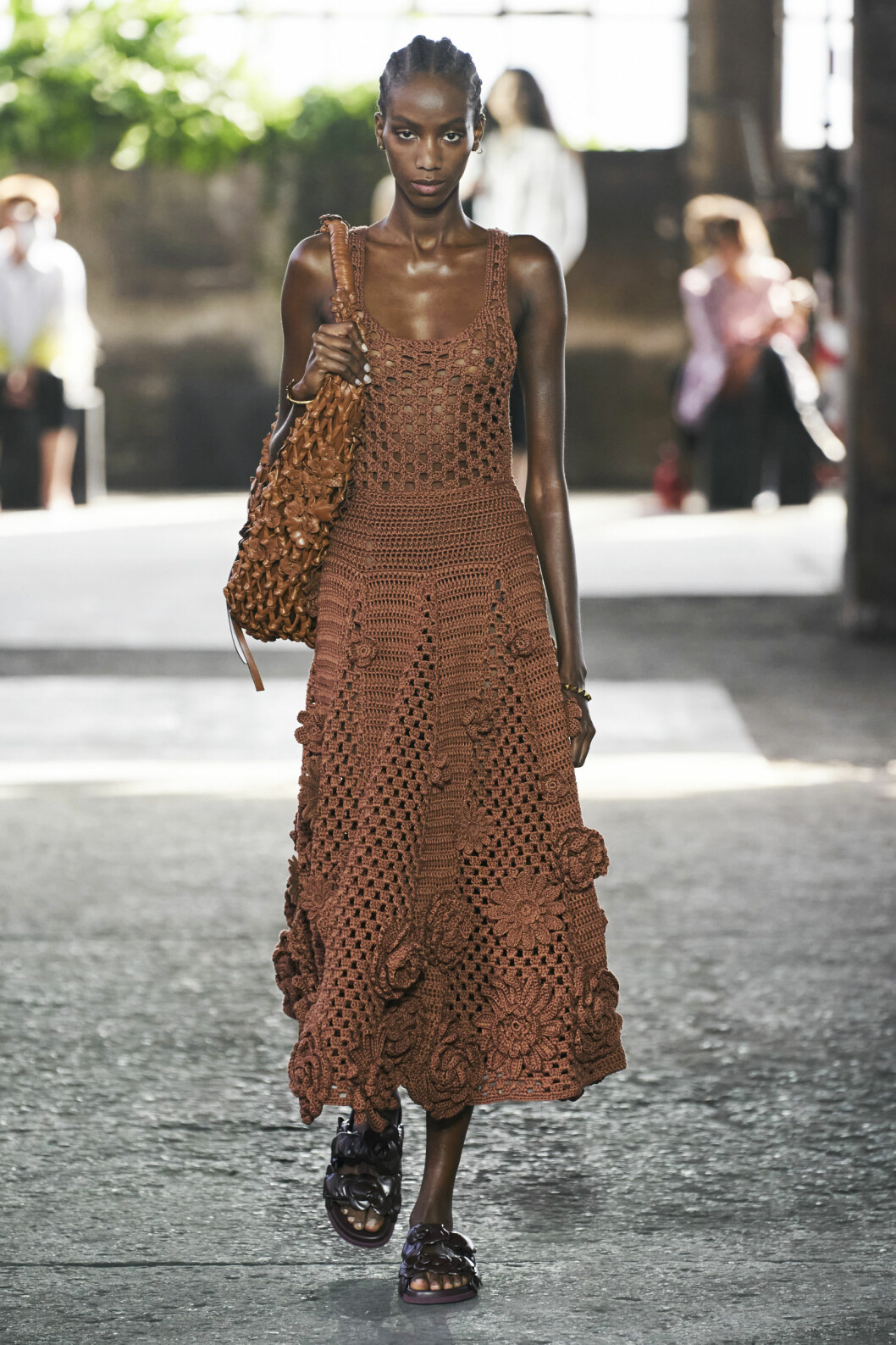 Brun virkad klänning. Valentino SS21.