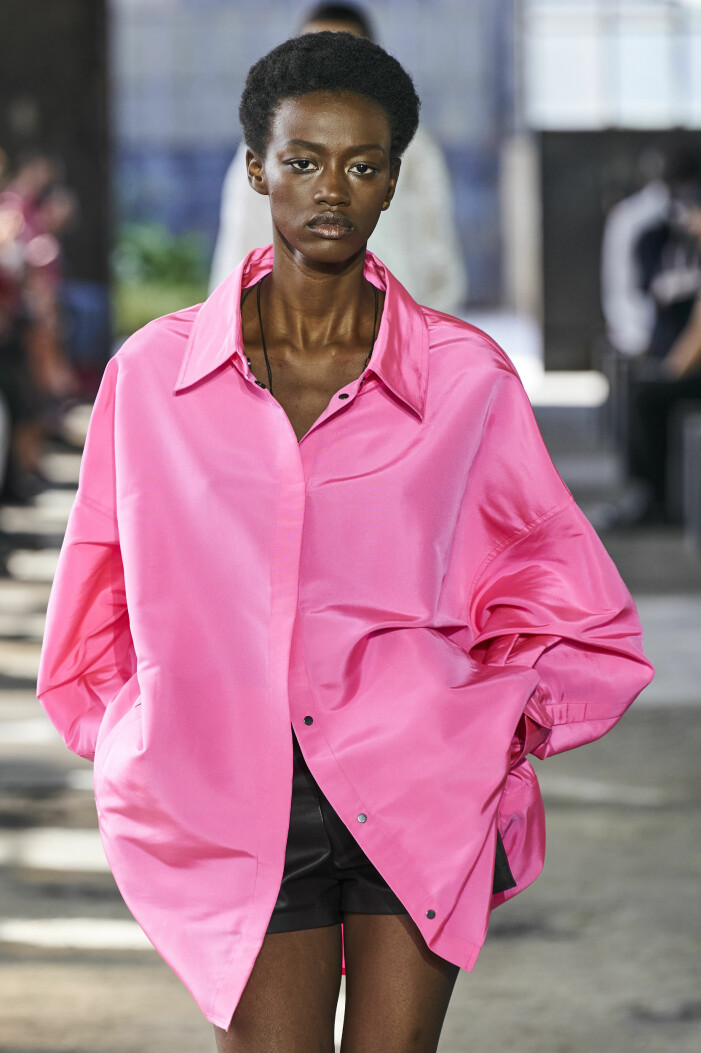Valentino SS21. Välj basgarderobens klassiska nyckelplagg i vårens poppiga rosa – mer glädje i både humör och garderob garanteras! Valentino SS21. Välj basgarderobens klassiska nyckelplagg i vårens poppiga rosa – mer glädje i både humör och garderob garanteras!