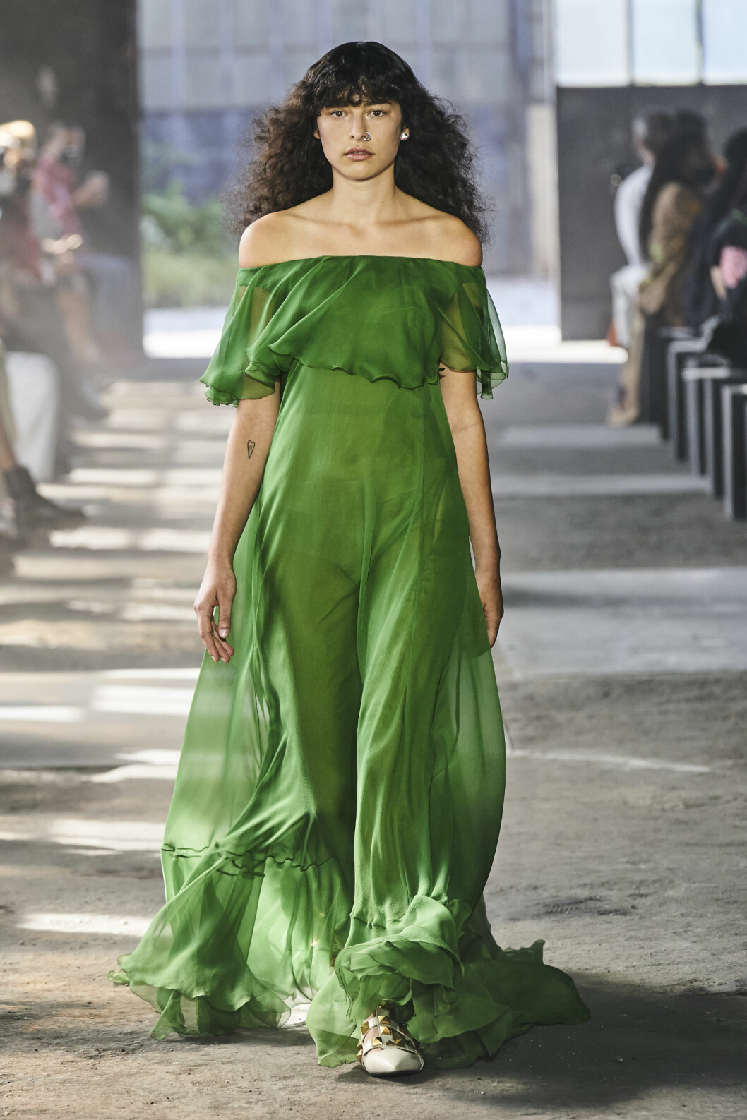 Valentino SS21 grön svepande långklänning.