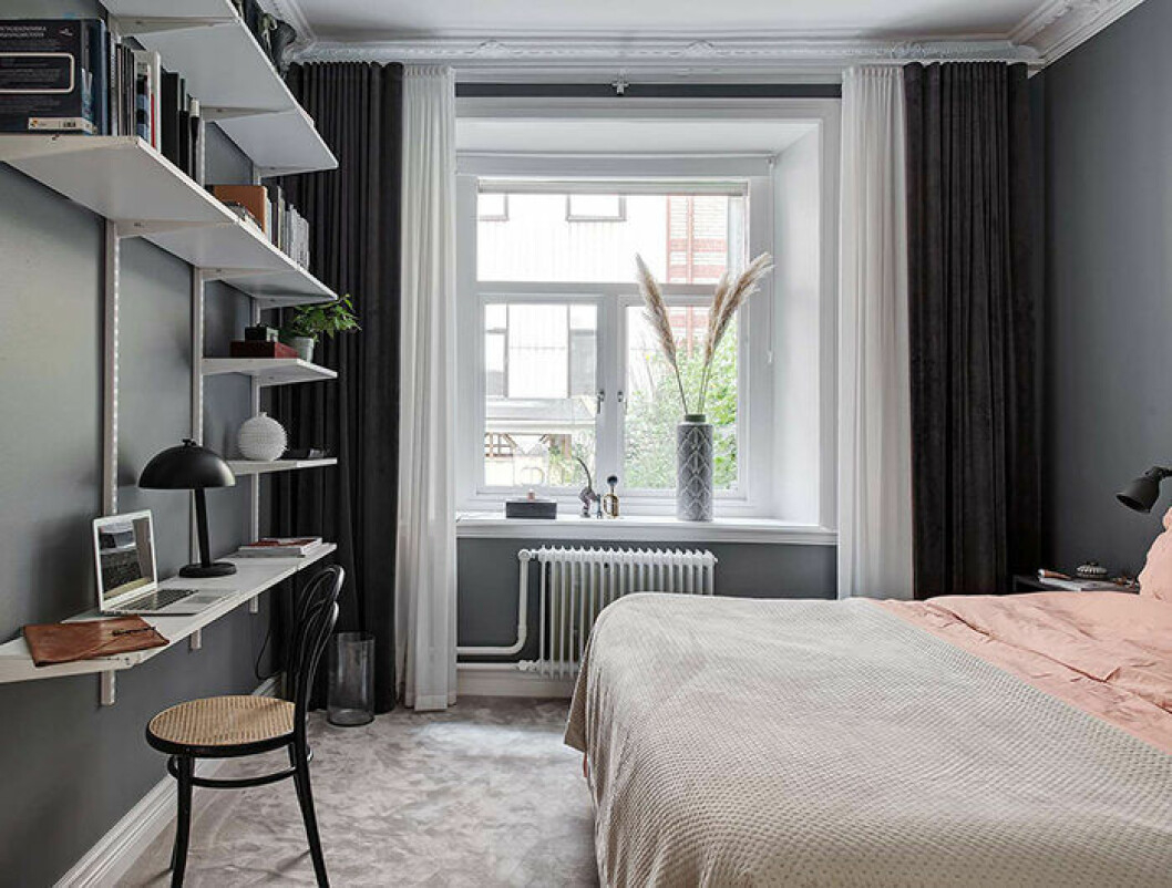 Foto: Fredrik J Karlsson Styling: Hannah Heyman för <a href="https://www.instagram.com/alvhem/?hl=sv" target="_blank" rel="noopener">Alvhem</a>/mäklare: Tony Henschel Gardiner i ett klassiskt centrerat fönster med dubbla gardiner för hotellkänsla