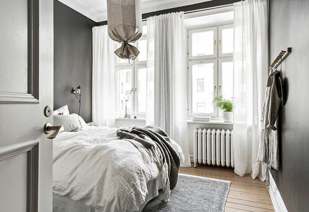 Foto: Maria Sahlander Styling: By Bon Interior för <a href="https://www.instagram.com/bjurfors_goteborg/?hl=sv" target="_blank" rel="noopener">Bjurfors</a>/mäklare: Christian Warberg Gardiner i ett rum med dubbla fönster – så hänger du upp gardinerna