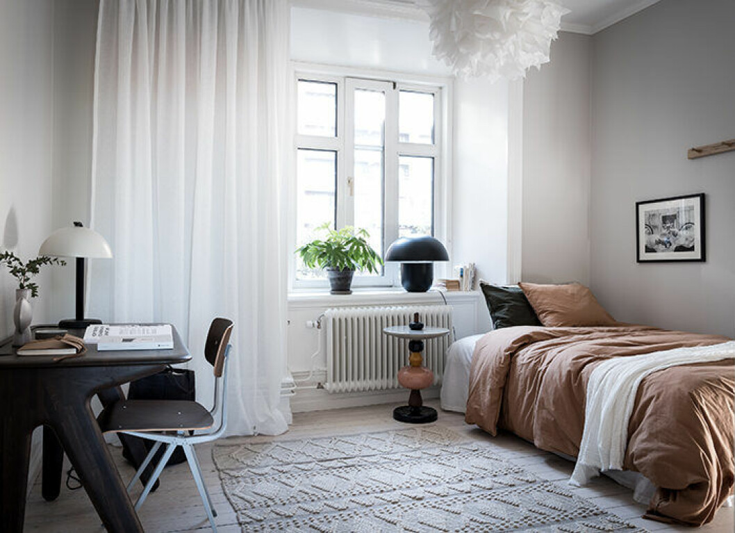 Foto: Alen Cordic Styling: Nouvel Interior för <a href="https://www.instagram.com/bjurfors_goteborg/?hl=sv" target="_blank" rel="noopener">Bjurfors</a>/mäklare: Ida Almgren Gardin i rum med asymmetrisk vägg – välj rätt gardin för dina fönster