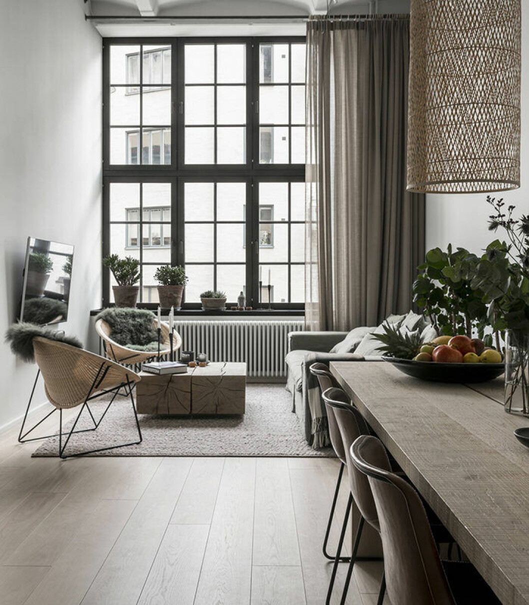 Foto: Marcus Stork Inredning: Zaba Fröberg för <a href="https://www.instagram.com/alexanderwhitesthlm/?hl=sv" target="_blank" rel="noopener">Alexander White</a>/mäklare: Anna Herin Industriellt fönster som matchas snyggast med en gardin på sidan