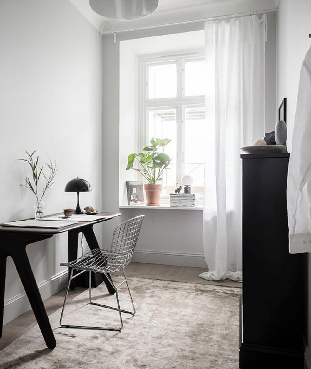 Gardiner i ett smalt rum med fönster