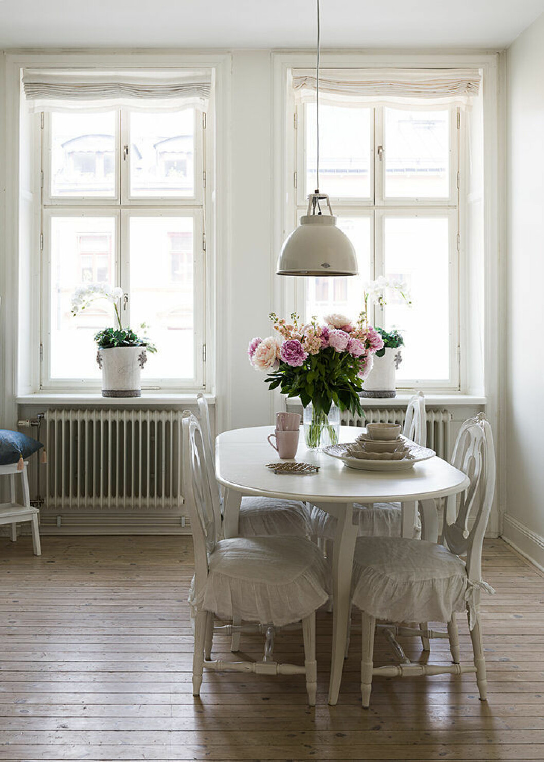 Foto: Johan Spinnell Styling: Åsa Copparstad för <a href="https://www.instagram.com/historiskahem/?hl=sv" target="_blank" rel="noopener">Historiska Hem</a>/mäklare: Markus Elias Välj rätt gardin till köket – här en hissgardin