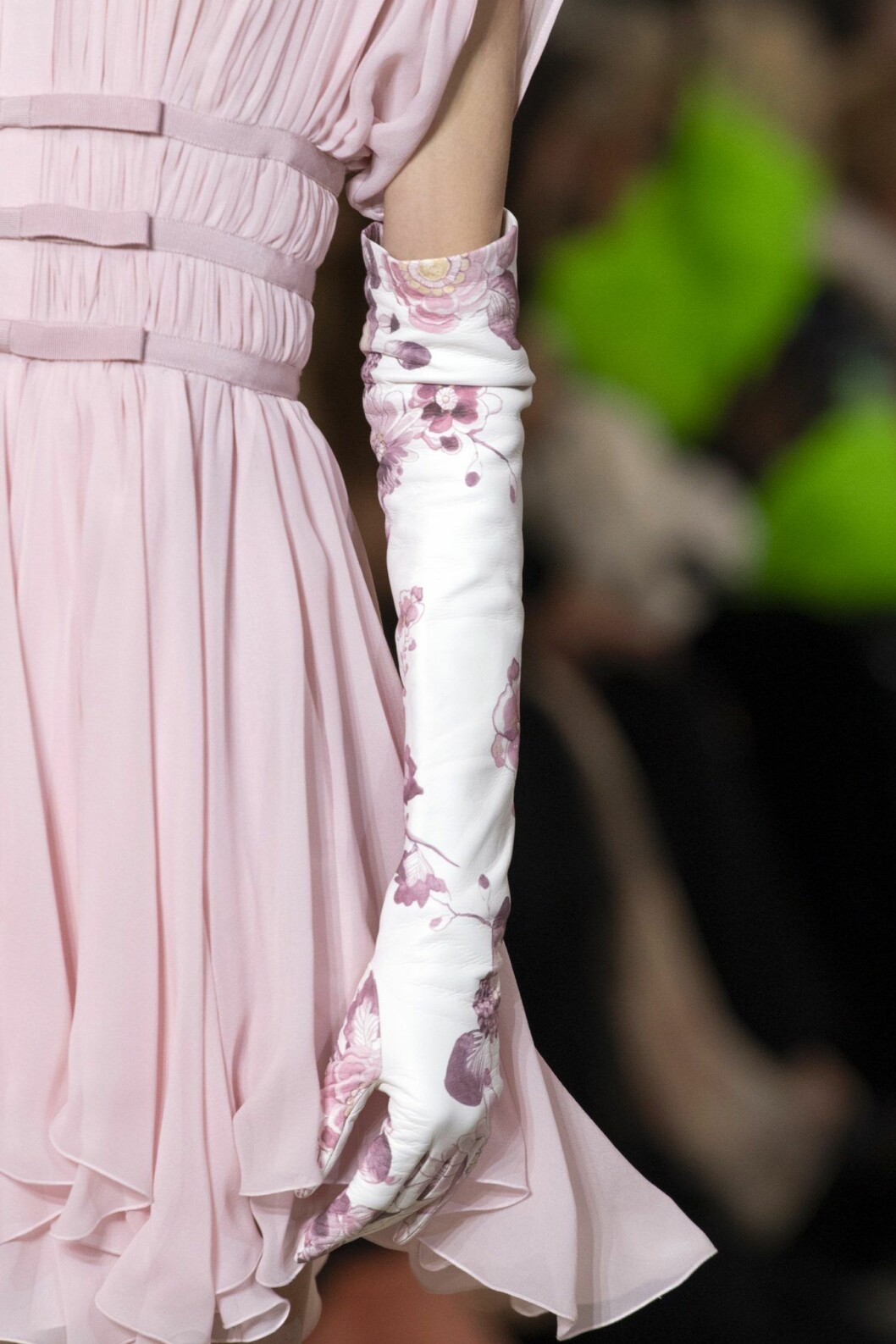 Giambattista Valli AW20. giambattista valli långa handskar