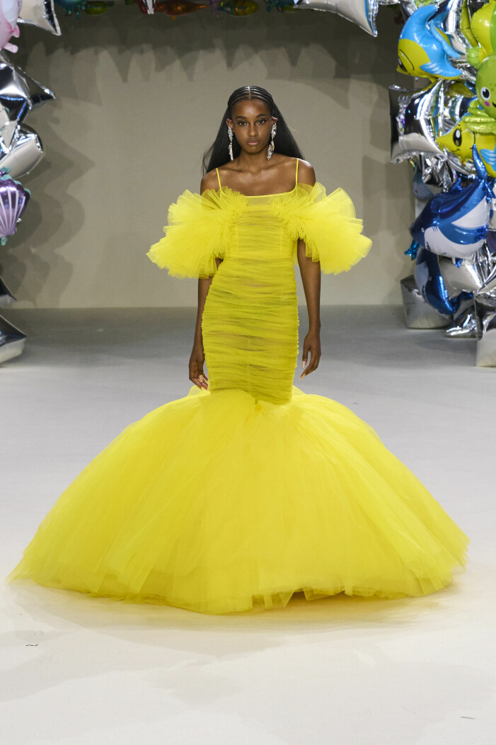 En gul tylldröm från Giambattista Vallis Haute Couture-kollektion för hösten 2022 som är full av inspiration.