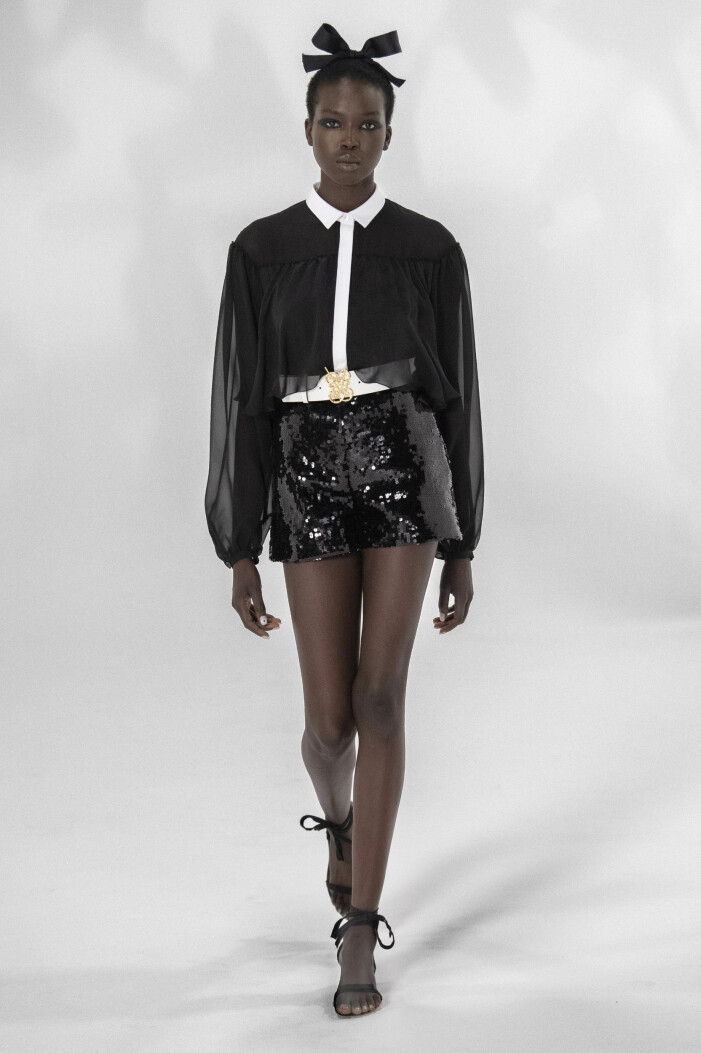 Giambattista Valli. Korta paljettshorts är en vårtrend 2021