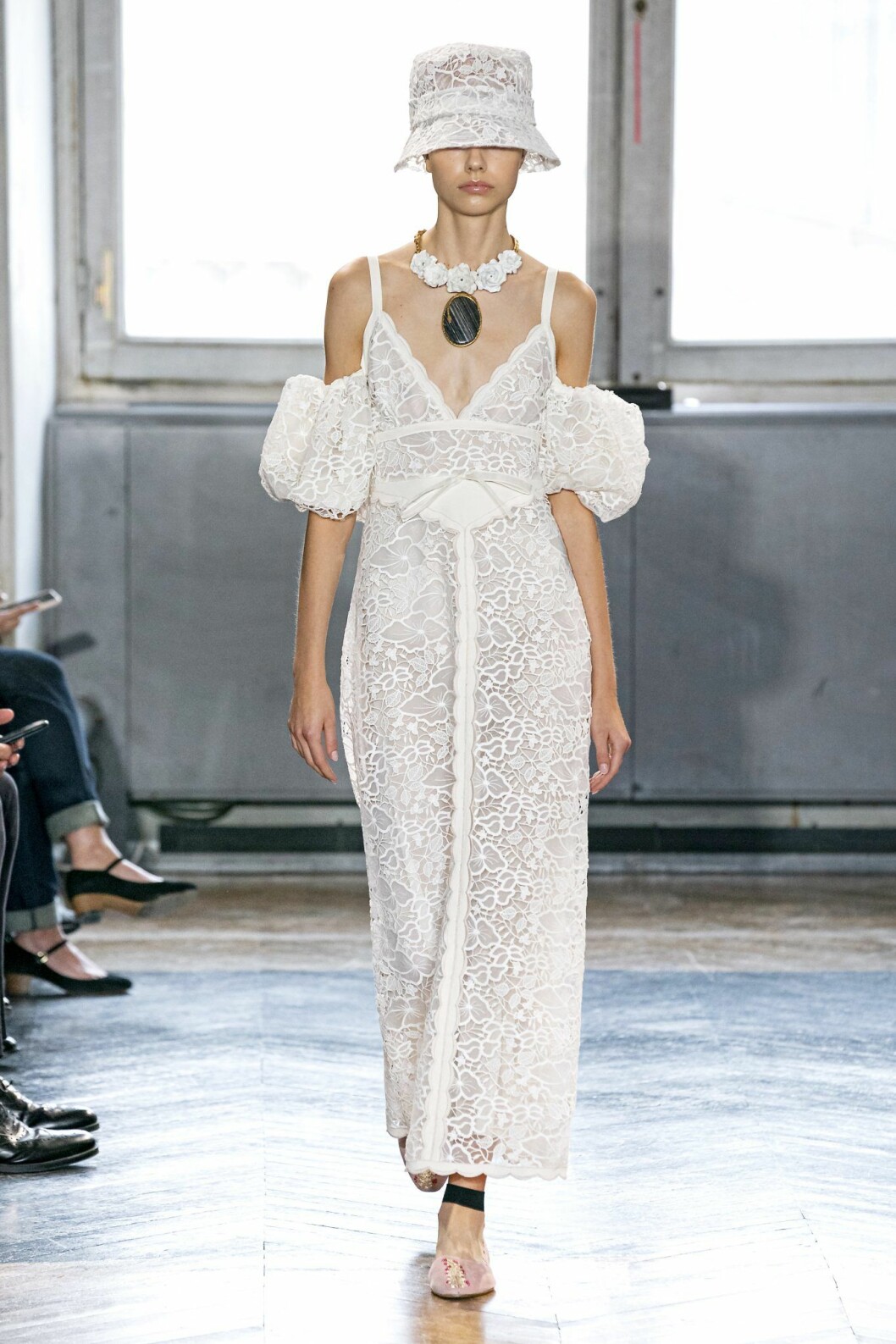 Spetsklänning från Giambattista Valli ss20
