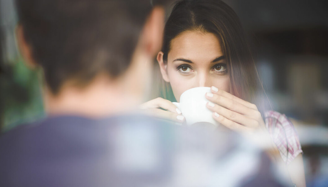 Kvinna dricker kaffe med man