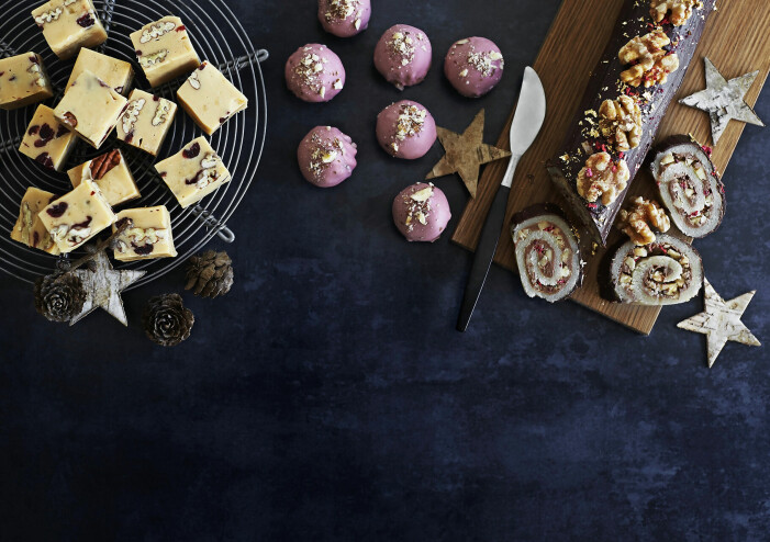 Från vänster: Vaniljfudge med pecannötter, körsbärskulor med choklad och mandelrulle med nougat Vaniljfudge med pecannötter, körsbärskulor med choklad och mandelrulle med nougat