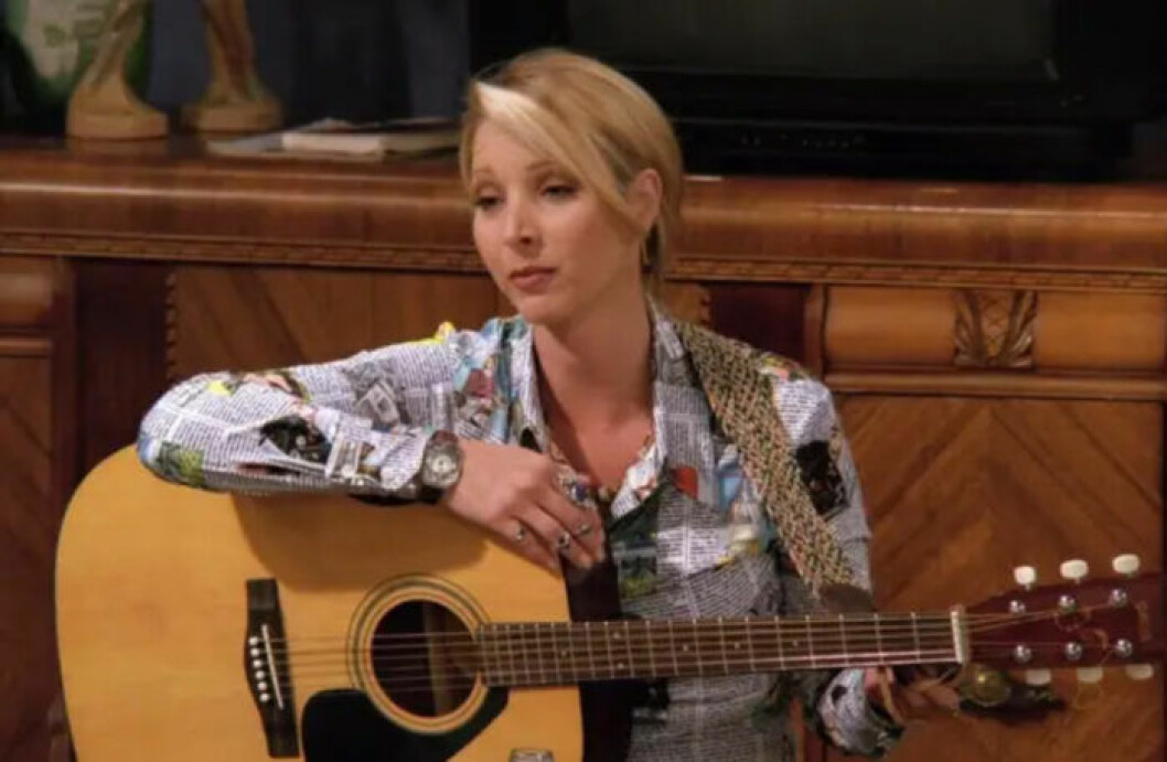 Phoebe spelar gitarr