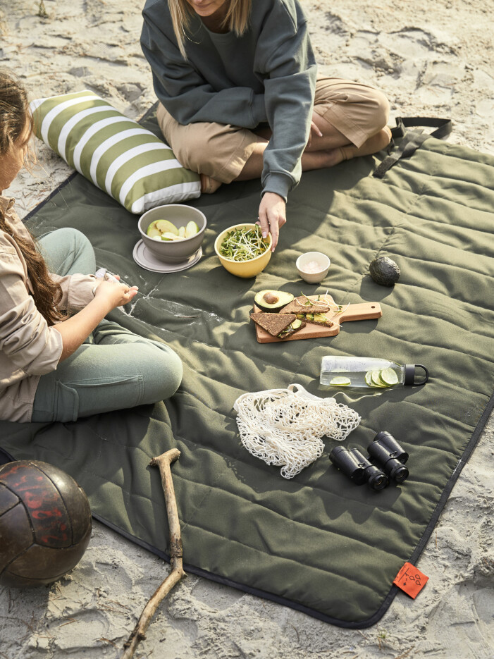 Ladda upp för alla säsongens picknickar med den vattentäta filten <span class=" italic" data-lab-italic_desktop="italic">Fjällmott</span> i återvunnen polyester. Vår- och sommarnyheter hos Ikea 2021, Fjällmott picknickfilt