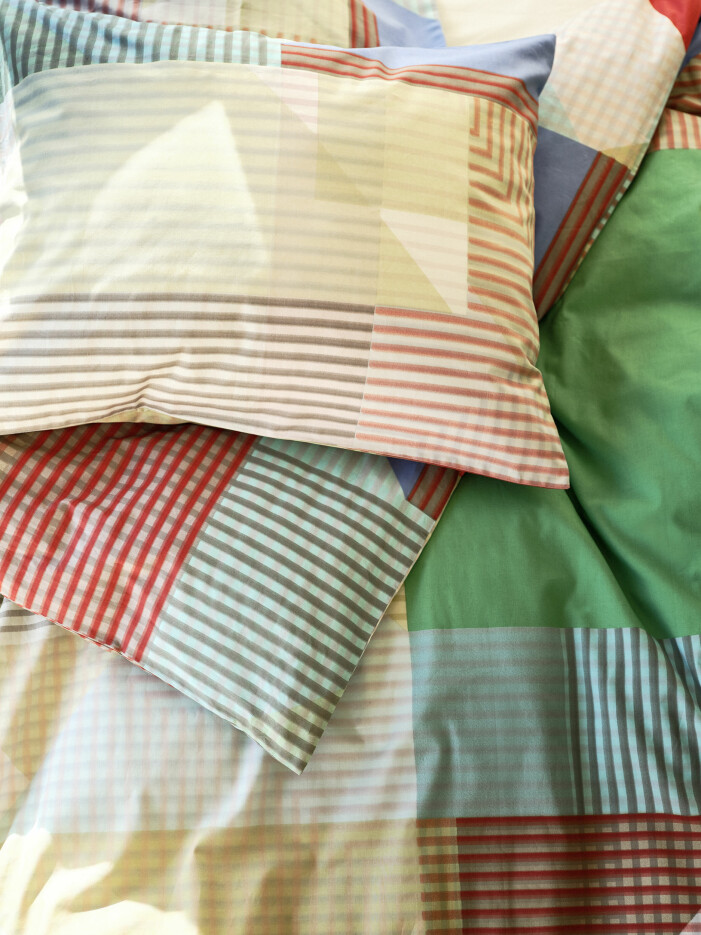 Bland Ikeas vår- och sommarnyheter hittar vi mycket textilier, exempelvis de färgstarka sängkläderna <span class=" italic" data-lab-italic_desktop="italic">Pimpernöt</span>. Vår- och sommarnyheter hos Ikea 2021, Pimpernöt sängkläder