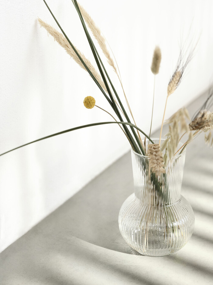 Låt säsongens blommor (och den älskade sommarkänslan) ta form i vackra vasen <span class=" italic" data-lab-italic_desktop="italic">Pådrag.</span> Vår- och sommarnyheter hos Ikea 2021, vasen Pådrag