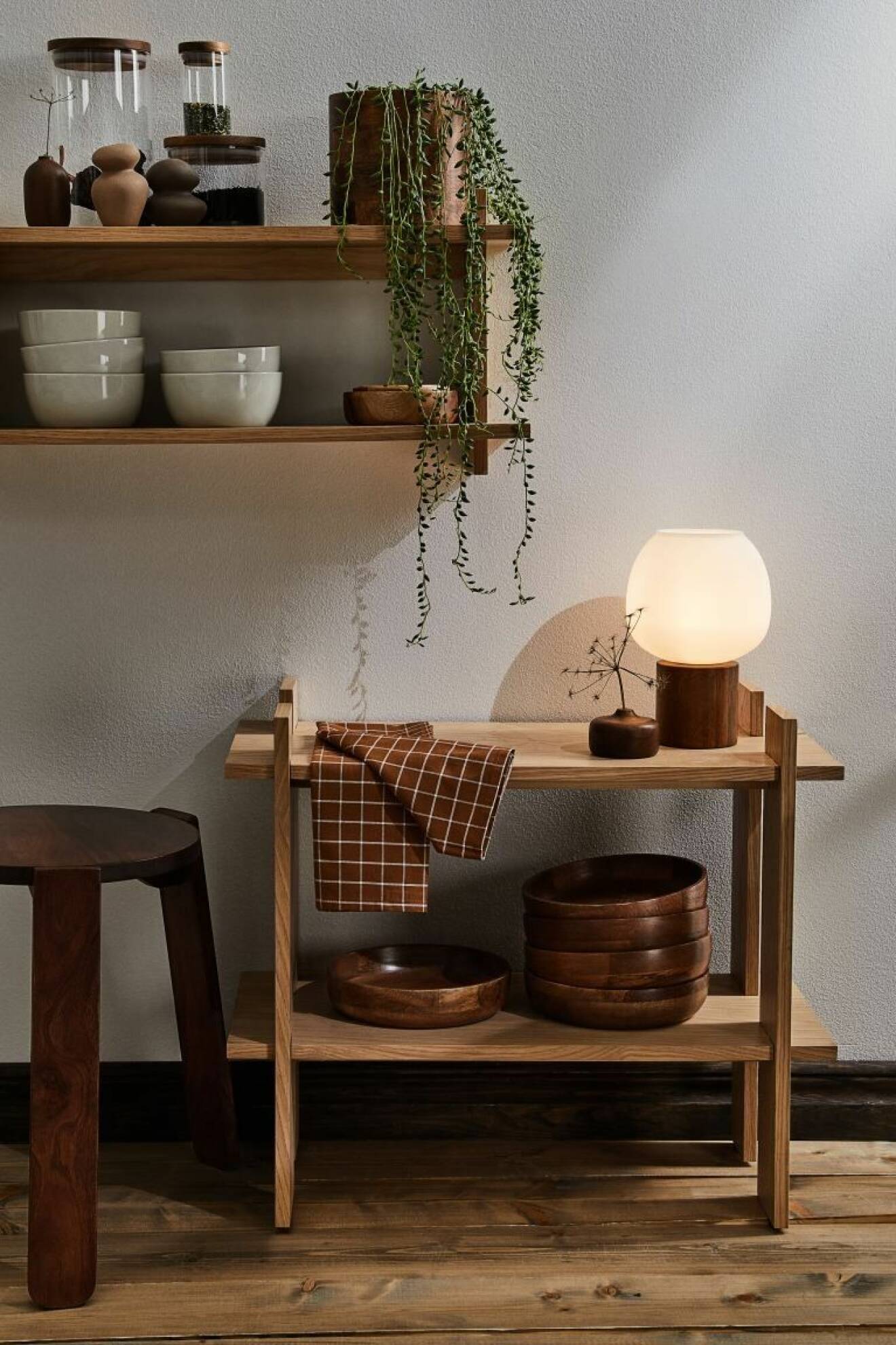 bordslampa med fot i trä från hm home