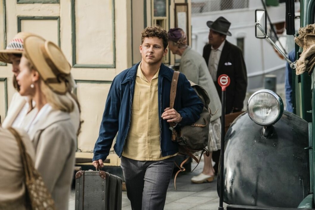 Charlie Gustafsson som Calle. kille går med resväskor