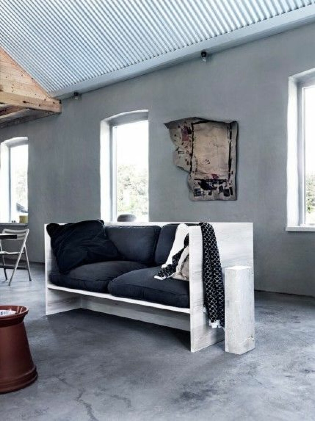 Soffa ritad av Niklas och byggd av Grötlinge Möbelfabrik. Filt köpt i Turkiet och plint från Gotlands Kalkstensfabrik. vardagsrum-grått-kalksten-industriellt-bygg-en-soffa-foto-jonas-ingerstedt