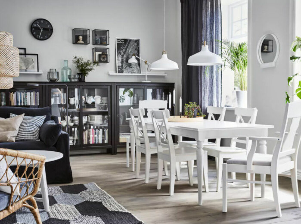 Våga tänka om och dra ut soffan från väggen! | Foto: <a href="https://www.ikea.com/se/sv/catalog/categories/series/17723/" target="_blank" rel="noopener">Ikea</a> Vardagsrum Ikea med soffan mitt i rummet