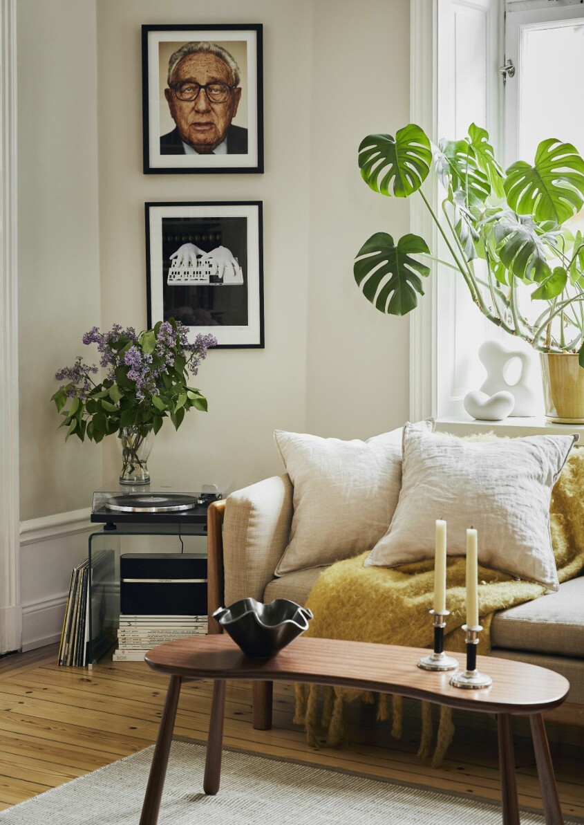 Mattan i vardagsrummet kommer från Chhatwal & Jonsson, glasbordet är designat av Isamu Noguchi, stolen av paret Eames och det lilla träbordet av Josef Frank. Soffan är från 1960-talet och är formgiven av Folke Ohlsson för Dux. Vardagsrum inspiration