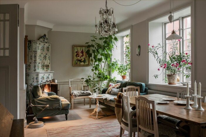 vardagsrum med blommig kakelugn