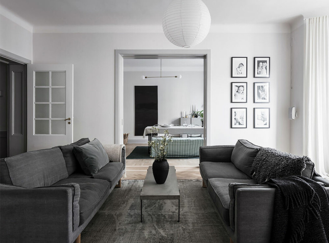 Skapa rum för umgänge i vardagsrummet. Foto: Anders Bergstedt för <a href="https://www.instagram.com/entrancemakleri/" target="_blank" rel="noopener">Entrance Mäkleri</a>/mäklare: Erika Bergholm Rymligt vardagsrum med två soffor mittemot varandra