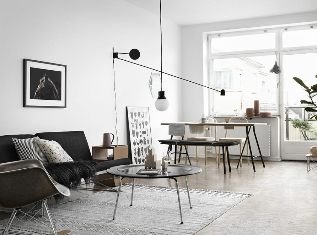 En snygg bas med renoverade golv, väggar och tak gör inredningen till pricken över i:et. Foto: Marcus Lawett via Fastighetsbyrån Stilrent vardagsrum med skandinavisk inredning