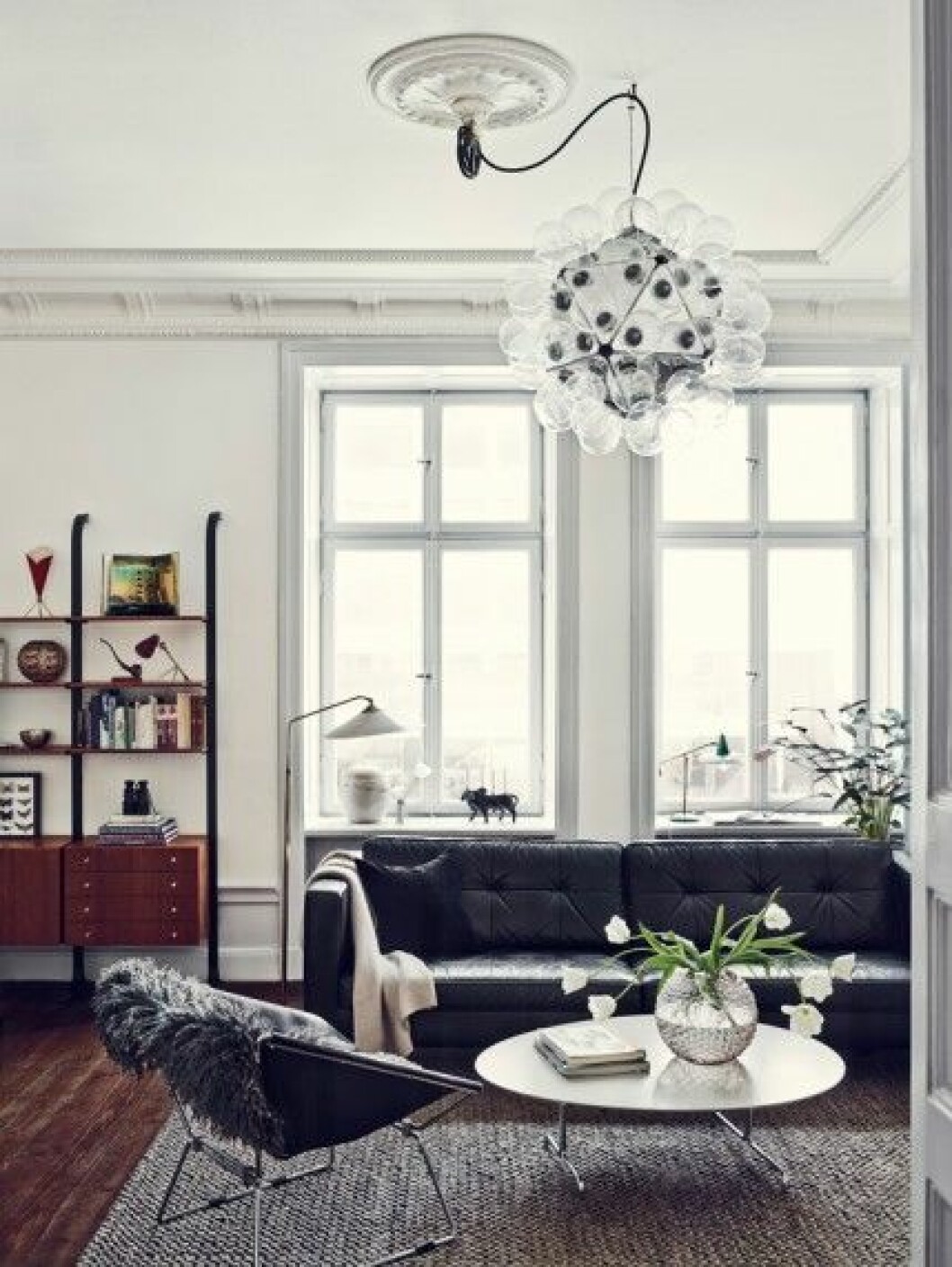 Väggen mellan kök och vardagsrum revs. Matta, Bolia, soffa, Room, ommålat soffbord, David Design. ”Ett bra tips när något fått en tråkig yta är att sprutlackera om det”, säger Joanna. Fåtölj, design Pierre Paulin, taklampa Taraxacum 88, design Achille Castiglioni, Flos. Väggen mellan kök och vardagsrum revs. Matta, Bolia, soffa, Room, ommålat soffbord, David Design. ”Ett bra tips när något fått en tråkig yta är att sprutlackera om det”, säger Joanna. Fåtölj, design Pierre Paulin, taklampa Taraxacum 88, design Achille Castiglioni, Flos.