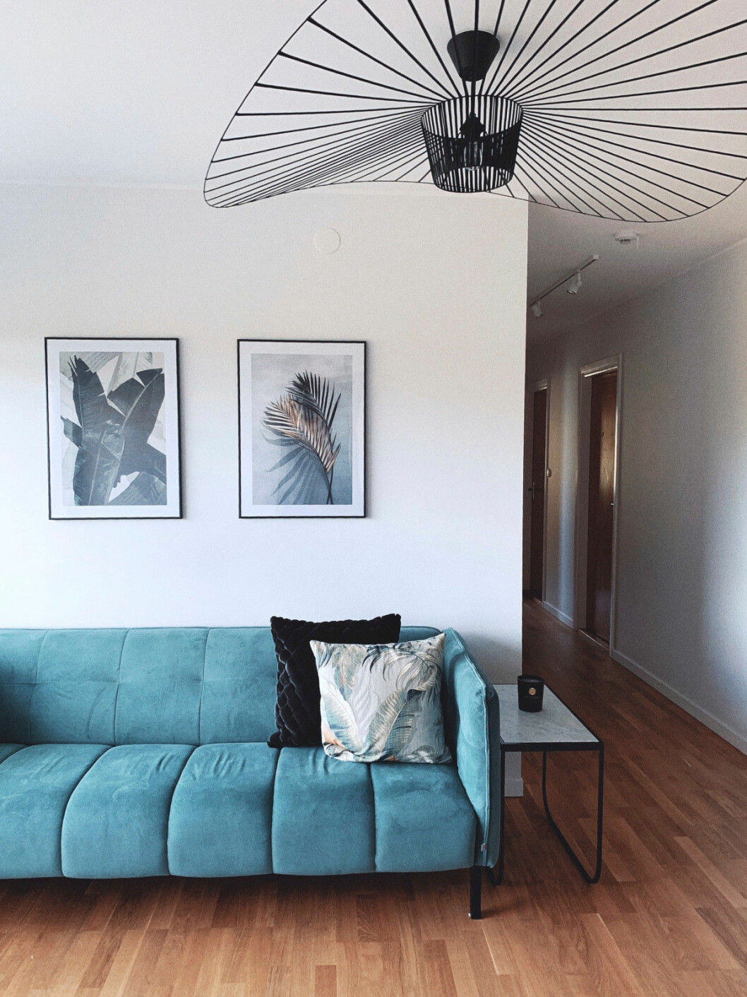 Blått är en fin accentfärg. Lampa från Petite Friture. Vardagsrum med blå soffa i vårens trender 2020