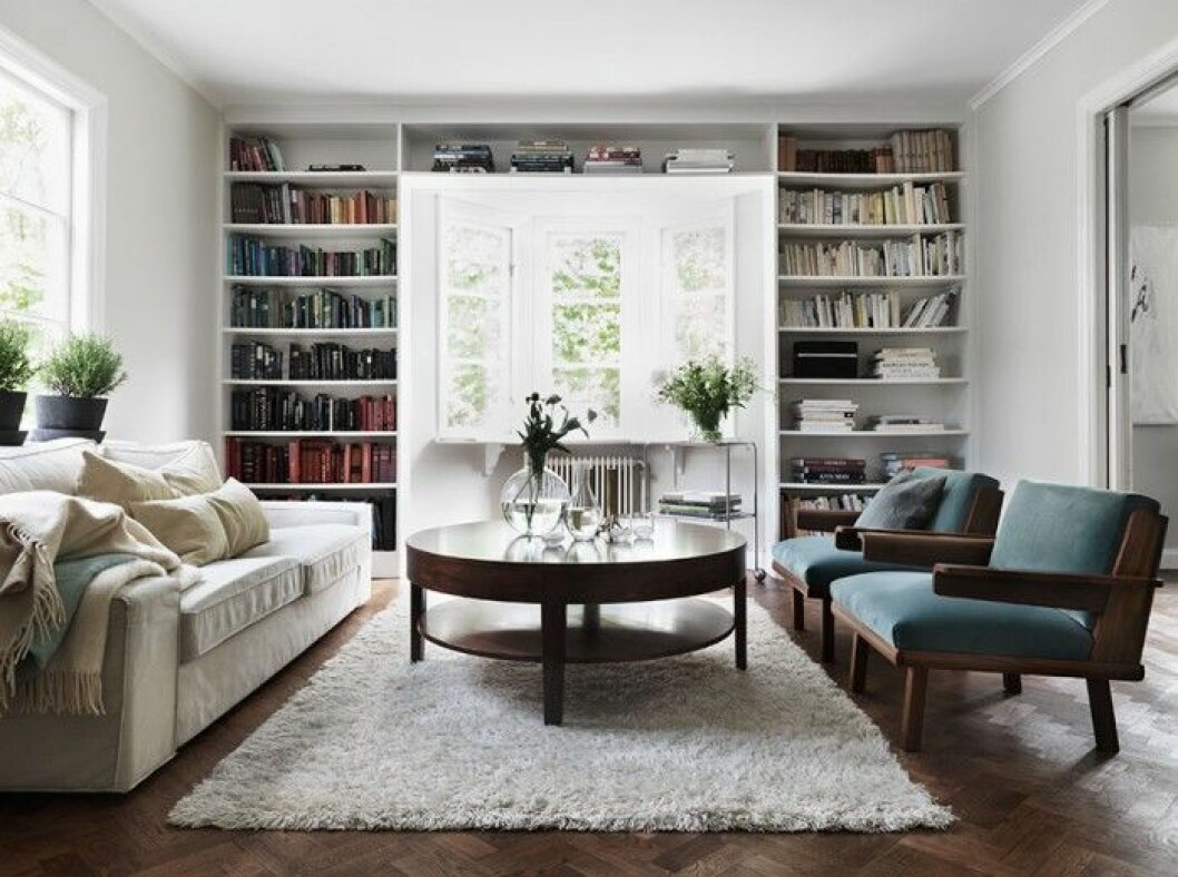 Ombonat vardagsrum med petroleumblåa 50-tals fåtöljer och ljusstakar, båda från Dusty Deco. Matta och soffbord, Room, kuddar, Astrid, vas och krukor, Catarina Seth Andersson, vattenkaraff och glas Prelude, Orrefors. Platsbyggd färgkoordinerad bokhylla, som Karin skäms lite för, men hon sorterar allt i sin hjärna efter färg och form. Färgstämt är rogivande, menar hon. Gammal operationsvagn som fungerar som sidobord/drinkvagn, present från Karins pappa. Ombonat vardagsrum med petroleumblåa 50-tals fåtöljer och ljusstakar, båda från Dusty Deco. Matta och soffbord, Room, kuddar, Astrid, vas och krukor, Catarina Seth Andersson, vattenkaraff och glas Prelude, Orrefors. Platsbyggd färgkoordinerad bokhylla, som Karin skäms lite för, men hon sorterar allt i sin hjärna efter färg och form. Färgstämt är rogivande, menar hon. Gammal operationsvagn som fungerar som sidobord/drinkvagn, present från Karins pappa.