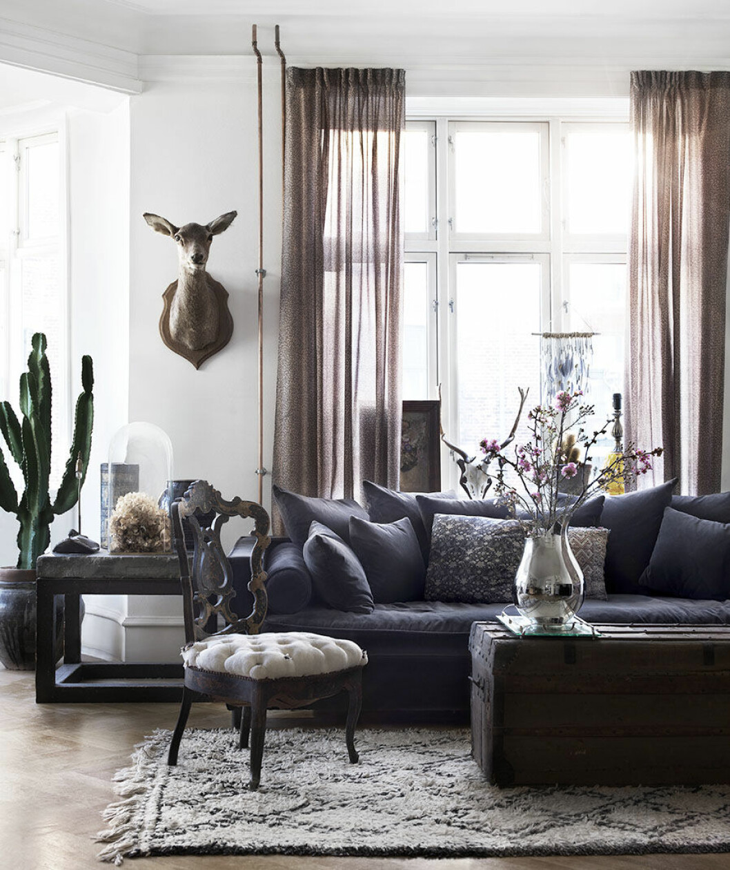 Foto: Marcus Lawett Styling: Karolina Vertus Syns i: <a href="https://www.elle.se/decoration/drommig-inredningsmagi-i-kopenhamnsvaningen/">Drömmig inredning i magiska Köpenhamnsvåningen</a> Bohemiskt vardagsrum