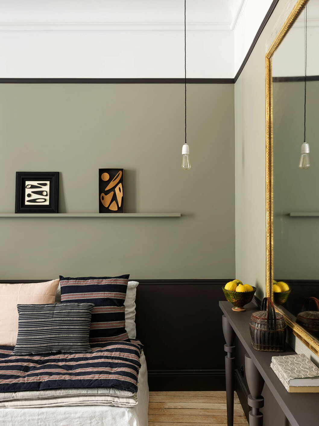Syns i: <a href="https://www.elle.se/decoration/en-chic-compact-living-drom-i-paris-pa-bara-18-kvadrat/">”Chic compact living-dröm i Paris – på bara 18 kvadrat”</a>. Foto: <a href="http://www.stephanjulliard.com/fr/int%C3%A9rieurs">Stephan Jullaird</a>/Tripod Agency. Naturgrön väggfärg