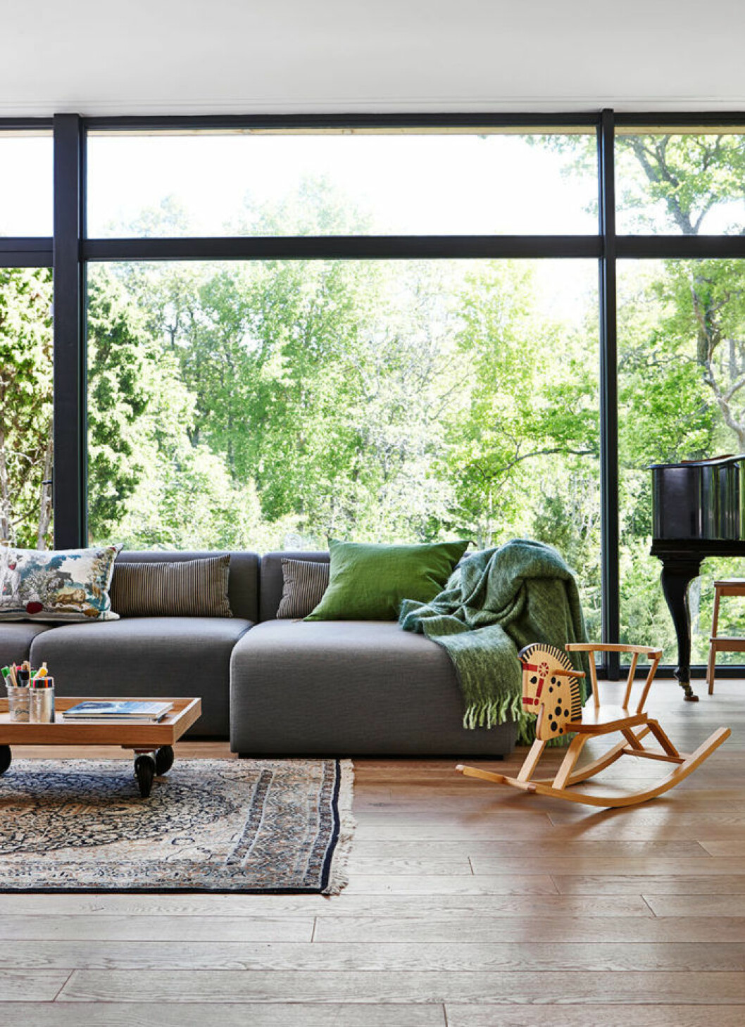 Foto: <a href="http://www.jonasgustavsson.se/">Jonas Gustavsson</a>, styling: <a href="http://www.honeysuckle.se/">Charlotte Frey Svidén</a>. Syns i :<a href="https://www.elle.se/decoration/modernt-och-naturligt-bland-tradkronorna/">”Naturligt modernt bland trädkronorna”</a>. Heltäckande fönster i villa