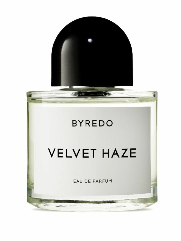 Varför inte låta sammet sprida sig över även till doft? Doften Velvet Haze från Byredo blir pricken över i:et.