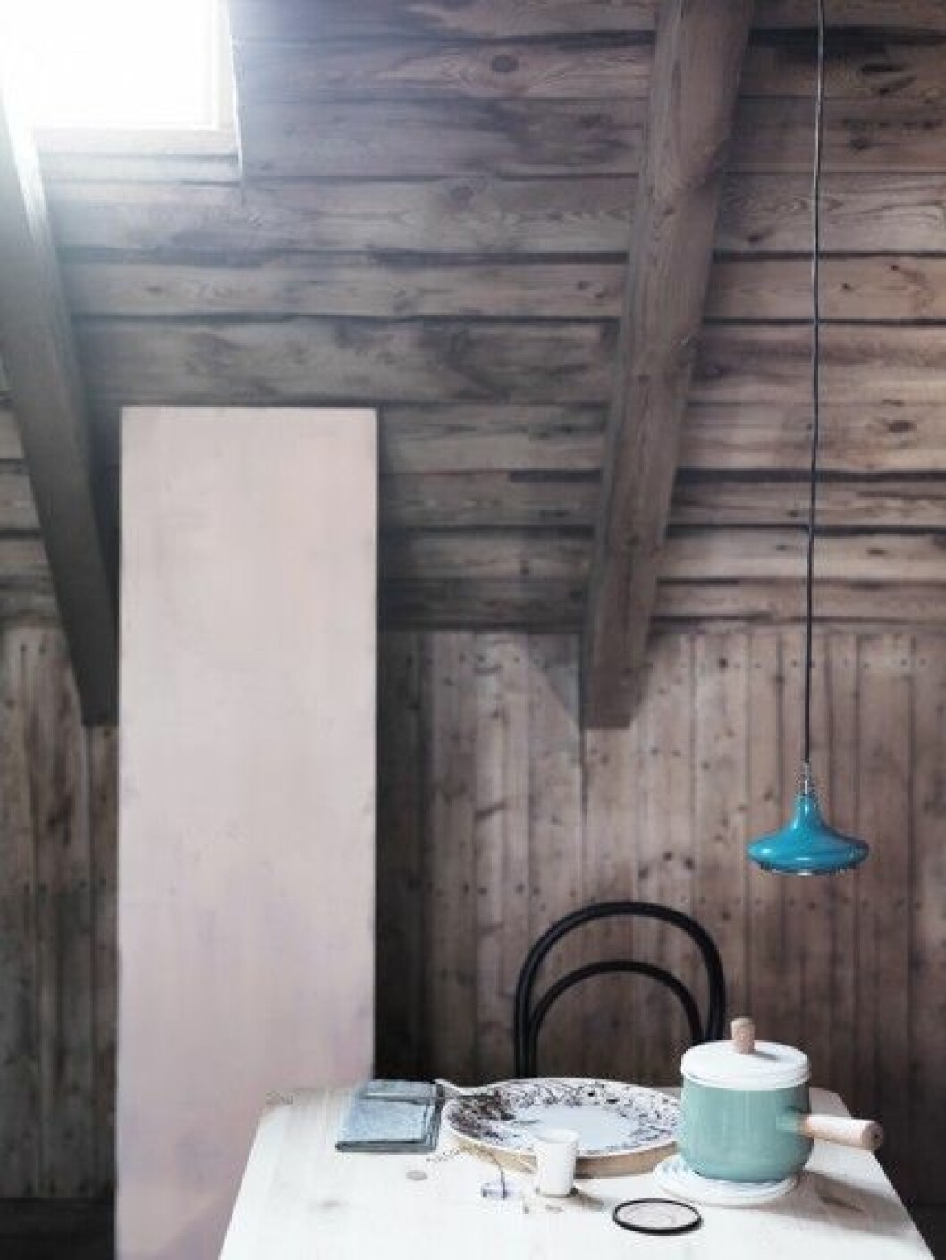 <strong>Enastående måltid</strong><br>Oemotståndlig blomtallrik, 420 kr, Soop. Bestick <em>Alice</em>, 1 749 kr/del, Mema GAB. Linneservett, 85 kr, Betonggruvan. Liten blomvas och kopp, 225 kr och 195 kr, Kiki. Glasunderlägg, 600 kr/4 st, Stain. Karottunderlägg, 150 kr, Soop. Kastrull, 129 kr, bord <em>Ikea PS 2014,</em> 1 695 kr, båda Ikea. Takpendel <em>East West</em>, 1 450 kr, Lightwork. Stol <em>Linnea</em> i massiv brunbetsad bok och läder, design Åke Axelsson, 6 300 kr, Gärsnäs. Skivan målad i kulören <em>Puder</em>, Alcro AD. Vårinspiration-inredning gammal-lada-Lo-bjurulf-Stellan-herner