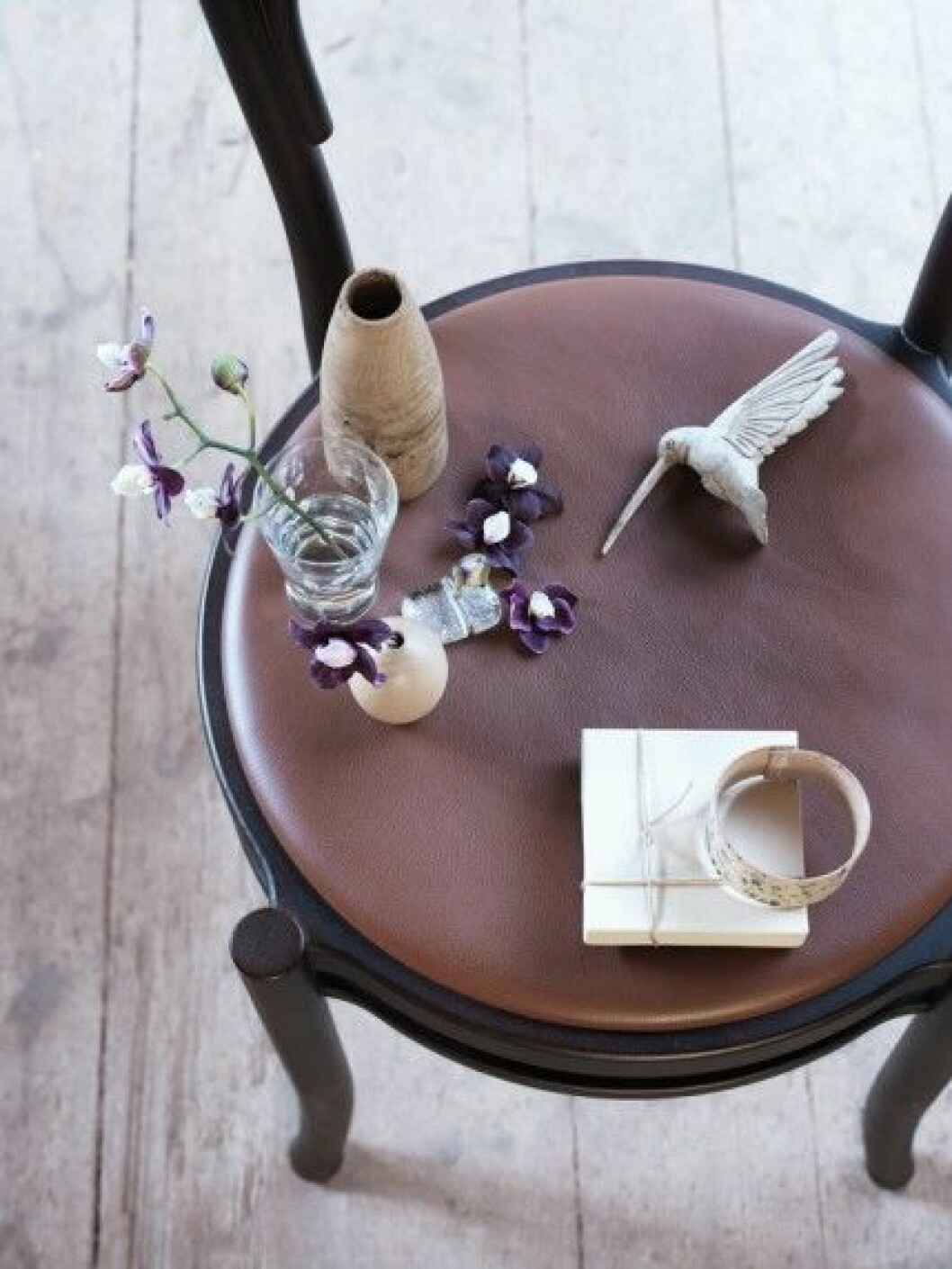 <strong>Förberedelser för fest</strong><br>Stol <em>Linnea</em> i massiv brunbetsad bok och läder, design Åke Axelsson, 6 300 kr, Gärsnäs. Små vaser, 100 kr och 330 kr, Soop. Udda glas, 25 kr, Myrorna. Liten glasvas, 225 kr, Kiki. Kolibri, 145 kr, Love Warriors. Armband <em>Drip</em> ur serien Rain, 499 kr, Myr Studio/TSO Stockholm Shop. Vårinspiration-inredning-Lo-bjurulf-Stellan-herner-minivaser-smycken-vårpynt
