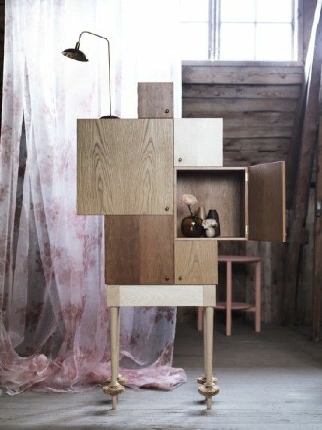 <strong>Öppna ditt hjärta</strong><br>Skåp <em>My Granddaughters Cabinet</em> i björk, ek och körsbär med benmanschett i renskinn, design Lisa Hilland, 70 600 kr, Gärsnäs. Bordslampa i antikbehandlad mässing <em>Lightshower</em>, cirka 3 500 kr, Lightwork. Små vaser 100 kr, 280 kr och 330 kr, Soop. Glasvas, 995 kr/en del av två, Gallery Pascal. Bord <em>Nornäs</em>, 499 kr, Ikea, målat i <em>Copper Orange</em>, årets färg 2015 hos Nordsjö Färg. Metervara vintage organza, 40 kr/m, TSO Fabric Shop. Vårinspiration-inredning-Lo-bjurulf-Stellan-herner-skap-med-hoga-ben-blommiga-gardiner