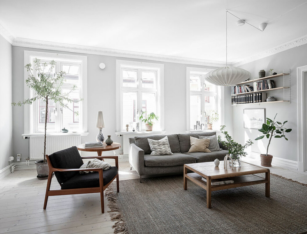 Våga prova olika konstellationer med dina möbler och inredningsdetaljer! Foto: Anders Berstedt Styling: Nouvel Interiör för <a href="https://www.instagram.com/entrancemakleri/?hl=sv" target="_blank" rel="noopener">Entrance mäkleri</a>/mäklare: Jessica Fridstedt Snyggt vardagsrum med vårkänsla