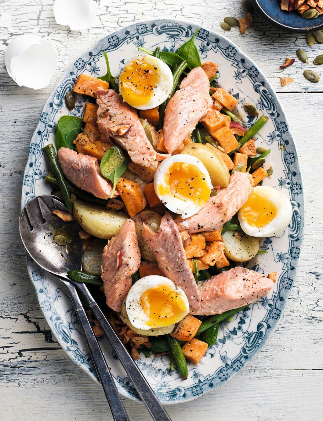Varmrökt laxsallad med sötpotatis, ägg och haricots verts. Varmrökt laxsallad med sötpotatis, ägg och haricots verts.