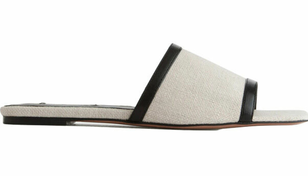 sandaler tillverkade i linne med platt sula och detaljer i läder från Arket