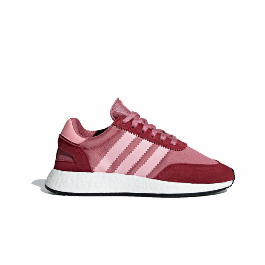 Löparskor från Adidas, <a href="https://track.adtraction.com/t/t?a=1136856392&as=1212076637&t=2&tk=1&epi=loparskor&url=https://www.ahlens.se/Mode/skor/sneakers-15229/adidas-originals-i-5923-shoes-rod-90188375/" target="_blank" rel="noopener">1 299 kronor.</a>. rosa vårskor från åhléns