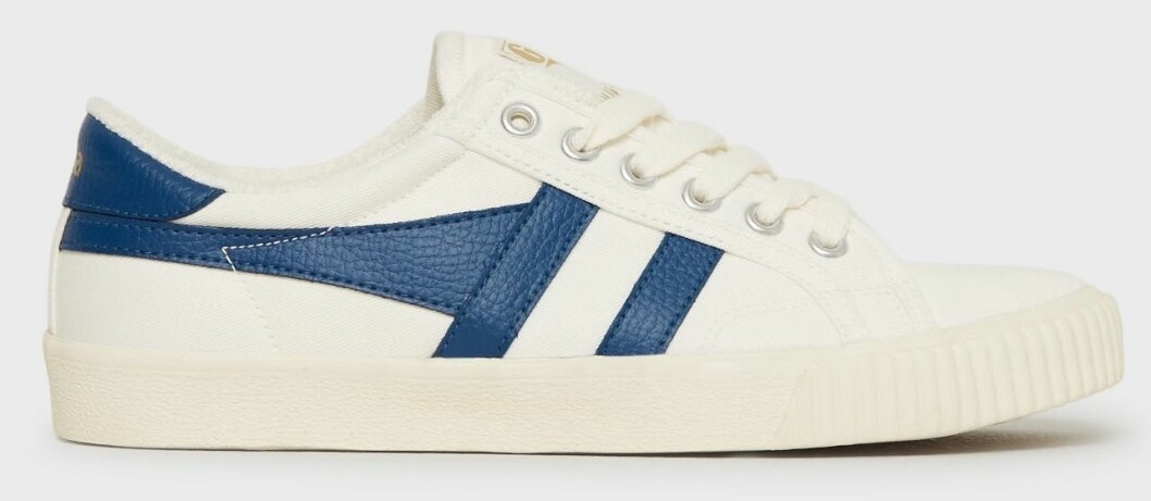 Sneakers med detaljer i blått och vitt som gör sig fin tillsammans med mörkblå jeans.