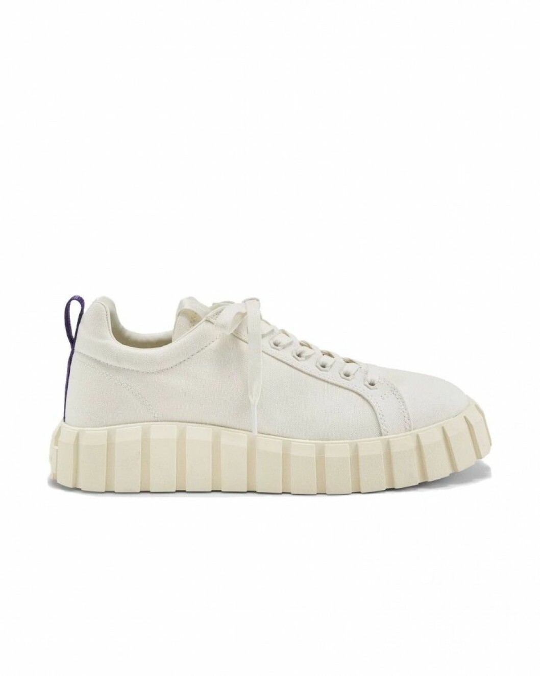 Snygga vita sneakers med rejäl och detaljerad sula från Eyytys.