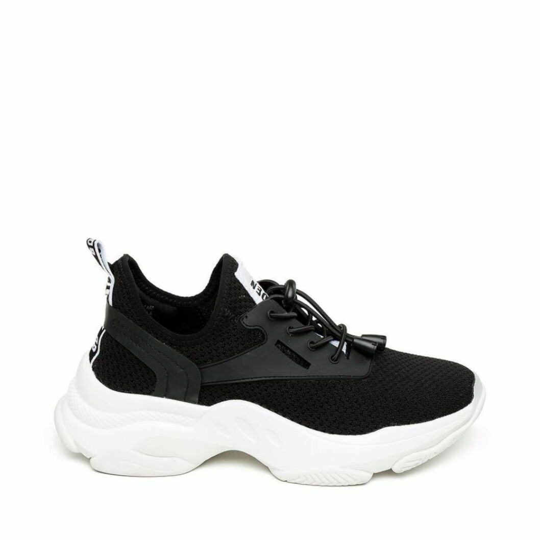 Svarta snygga sneakers med en rejäl sula i vitt från Steve Madden.