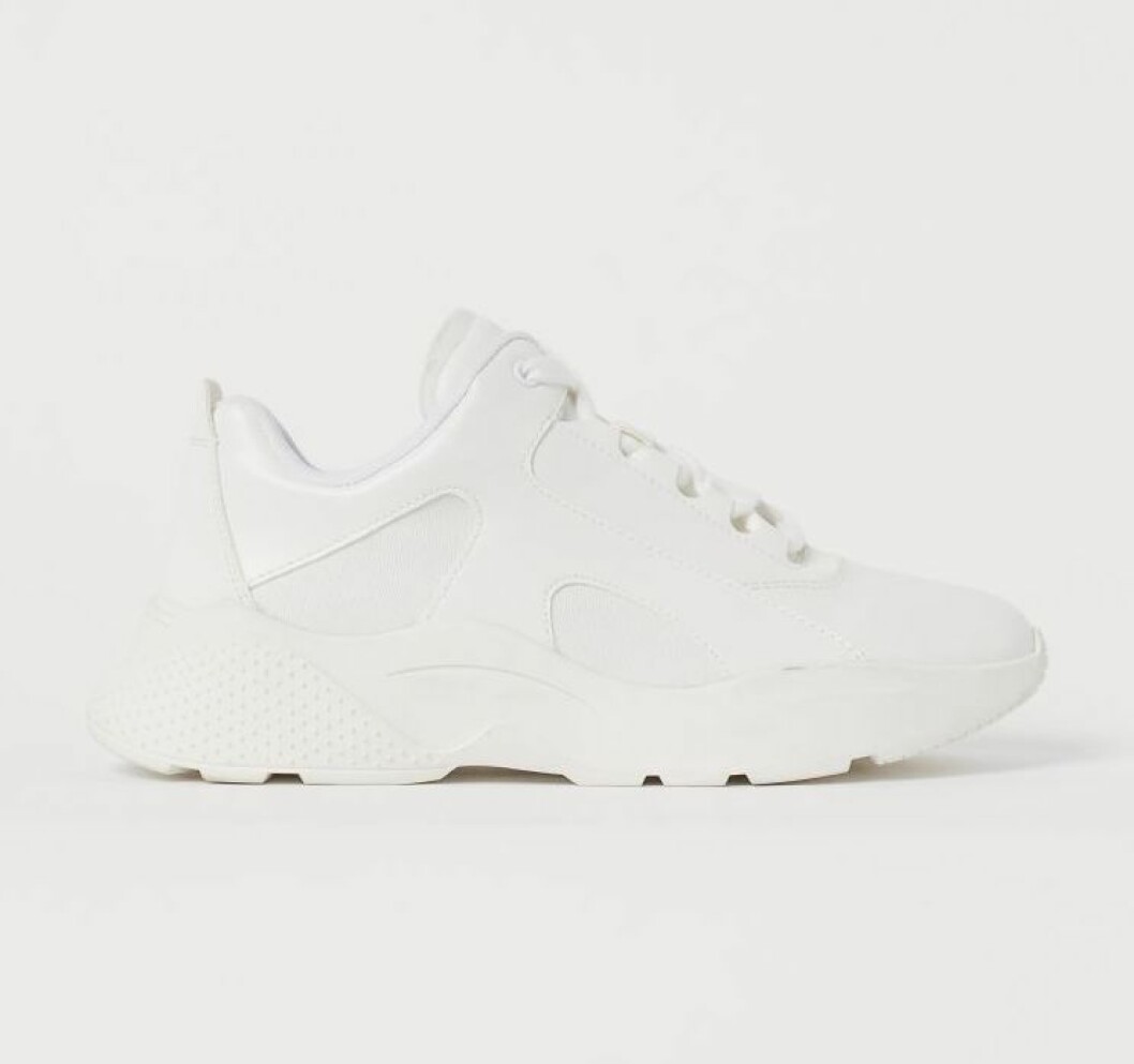 Vita sneakers med rejäl sula från hm.