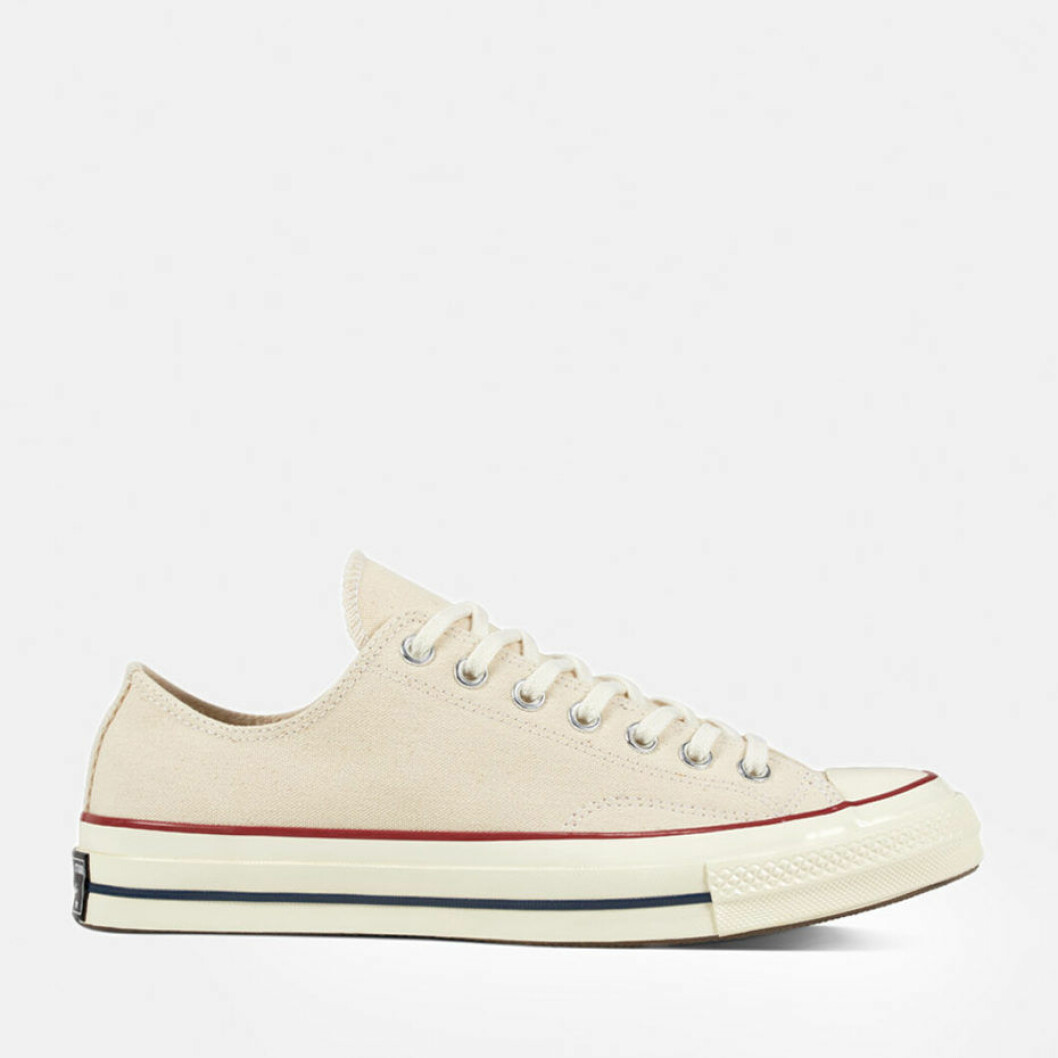 Klassiska låga Converse i en fin nyans av creme.