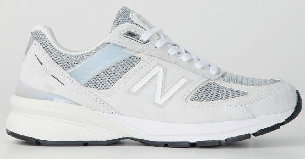 Sneakers i grått med detaljer i vitt och ljusblått från New Balance.