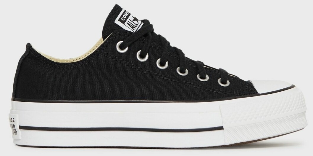 Enkla svarta Converse i låg modell men med hög platåsula